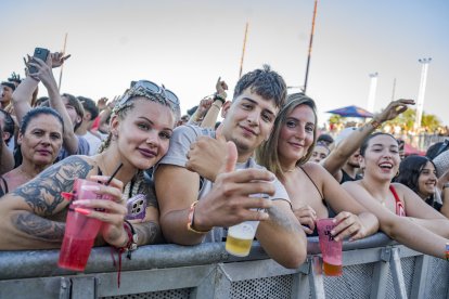 Grupo de amigos en el primer día del Puro Latino Fest de Almería.