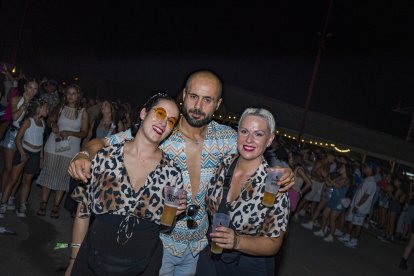 Grupo de amigos en el primer día del Puro Latino Fest de Almería.