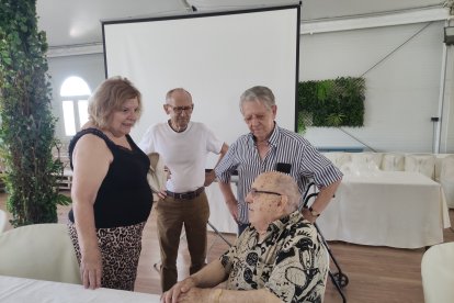 Charlando antes de la presentación de su libro.