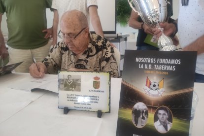 No paró de dedicar libros a sus amigos y familiares.