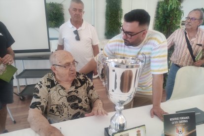 Alberto Vergel, concejal de Deportes de Tabernas, saluda a Bernabé Navarro.