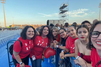 Grupo de amigas y miembros del Club Adictos a Luis Miguel.