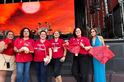 Grupo de amigas y miembros del Club Adictos a Luis Miguel.