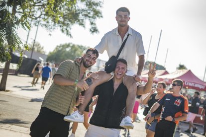 Guillermo Díaz Hornero, celebrando su aprobado en las oposiciones como maestro junto con Mario Pastilla y Jaime Gallo.