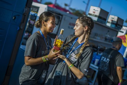 Dos camareras del Puro Latino Fest Almería.