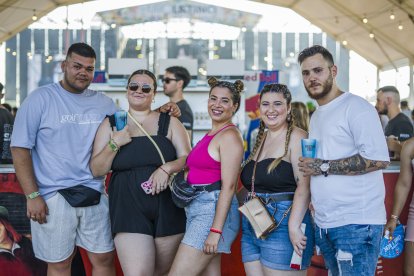 Grupo de amigos asistentes al Puro Latino Fest.