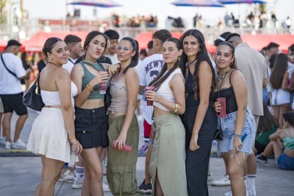 Grupo de amigas en el Puro Latino Fest.