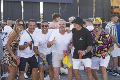 Grupo de amigos disfrutando del cierre de edición del Puro Latino Fest.