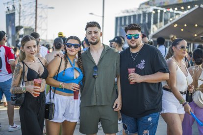 Grupo de amigos disfrutando del cierre de edición del Puro Latino Fest.