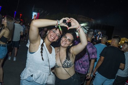 Dos asistentes del Puro Latino Fest.