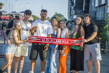 Grupo de amigos con la bufanda de la U.D. Almería.