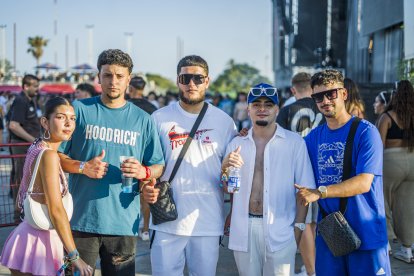 Grupo de amigos asistentes al Puro Latino Fest.