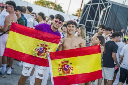 Dos asistentes del festival con las banderas de España.