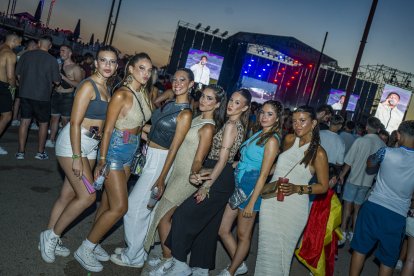 Grupo de amigas en el Puro Latino Fest.