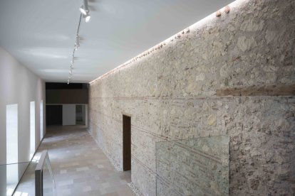 Muro restaurado en el que se puede ver la construcción