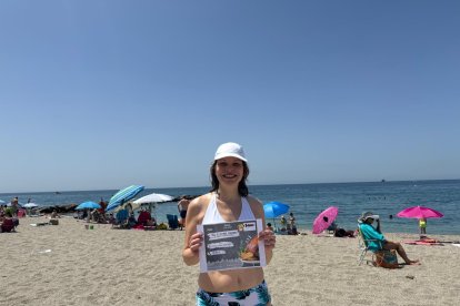 Katy, de Alemania pero nacida en Venezuela, en la playa de La Concha junto a su bono para el Asador Sáez.