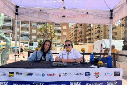 Vizcaíno Reyes, cantante de Almería, junto Alfredo Casas preparados para hablar de flamenco.