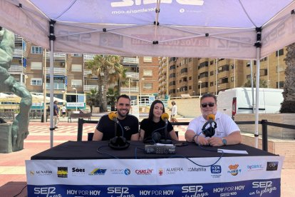 Abel Pons y Patricia Sotos, actores almerienses, hablando sobre su próxima obra de teatro.