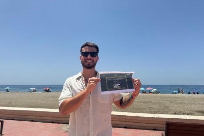 José Manuel posando sonriente por haber recibido un bono para las casas cuevas del Tío Tobas.