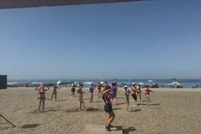 Clase de zumba con la monitora de EgoSport Center en la playa de La Concha.
