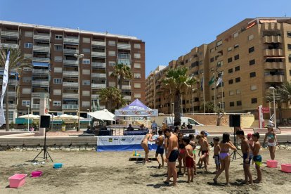 Grupos de niños jugando esta mañana de viernes de la mano de las animadoras de Decroly Kids.