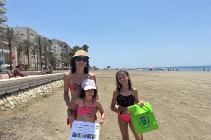 Laura, llegada de la Manga, junto a sus hijas han conseguido una nevera de la inmobiliaria Look and Find y un bono para Cuevas de Sorbas.