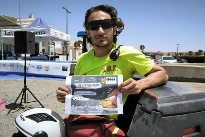 Jaime Martínez, socorrista de la playa de Almerimar, posando con su premio de Asador Sáez.