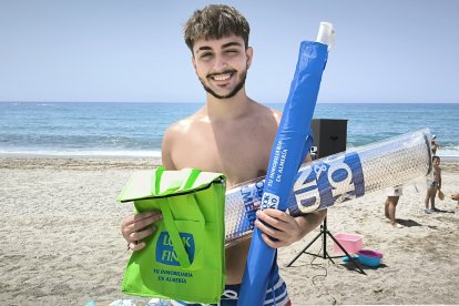 Paco Sánchez posando con su kit de accesorios de parte de la inmobiliaria Look & Find.