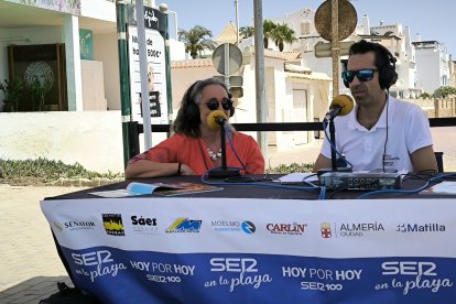Enriqueta Quesada en plena entrevista junto a Fran García.
