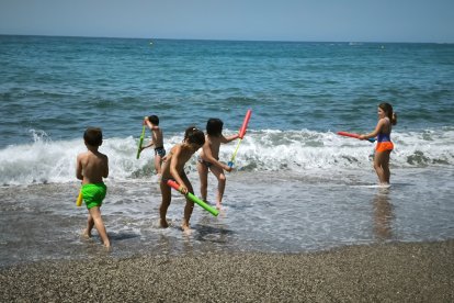 Los peques de la playa haciendo actividades de agua con los animadores de Decroly Kids.
