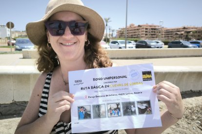 Ana Crespo sujetando el premio de la visita a las Cuevas de Sorbas.