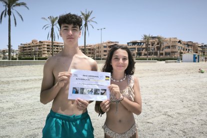 Los hermanos Juanjo y Rocío García junto a su premio de las Cuevas de Sorbas.