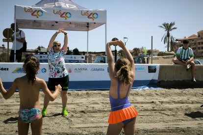 Instructora de ZinPoniente bailando con las peques de la playa. |BEGO CÁNOVAS