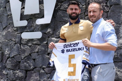 El jugador posa con Juanlu con su nueva camiseta.