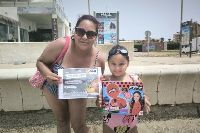 Premios de Asador Sáez, Toy Planet y Papelería Carlin para Carlota Chirinos y su hija Lucía.