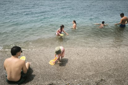 Niños jugando a las palas con Decroly Kids en la orilla del mar.