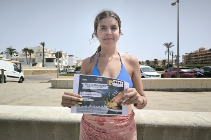 Carmen Castañeda sosteniendo su descuento en el Asador Sáez.