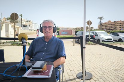 Javi de Frutos junto al micrófono antes de ser entrevistado.