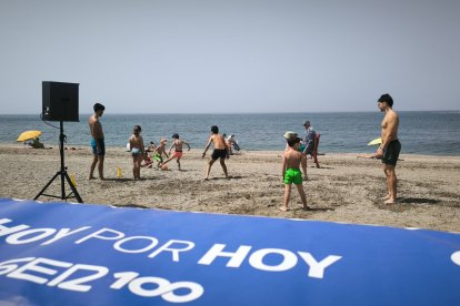 Decroly Kids y los pequeños de la playa jugando al fútbol.