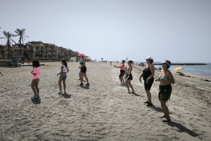 Bañistas al ritmo de la música puesta por la instructoras de ZinPoniente.