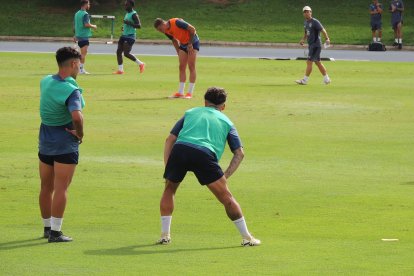 Estirando mientras esperaba su turno.