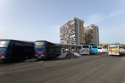 Dársenas de la nueva estación provisional ya repletas de autobuses