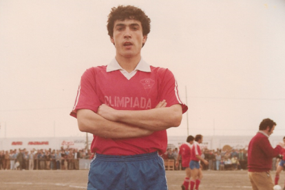 Con la camiseta del mejor Roquetas de todos los tiempos.