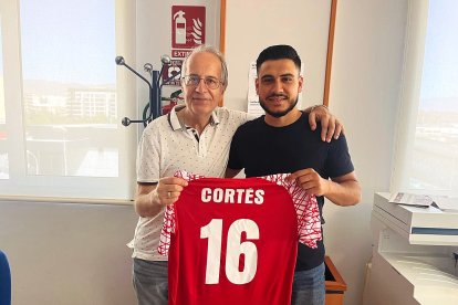 Tony Fernández y el jugador almeriense.