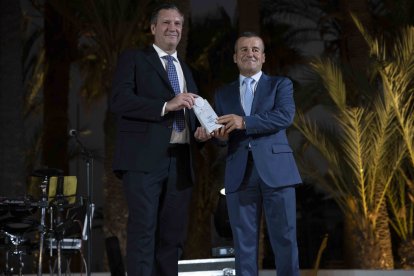 Raúl Lannegrand Menéndez, recogió el galardón.