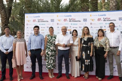 Corporación municipal de Huércal-Overa, con su alcalde Domingo Fernández en el centro de la imagen y la senadora huercalense: Maribel Torregrosa.