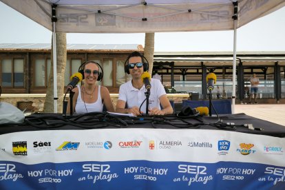 Lidia Cara y Fran García posando hacia la cámara antes de la entrevista.