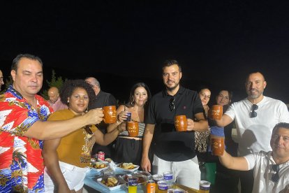 Vecinos de Cánjayar brindando con las jarras de cerveza que dedican al santo una petición: 