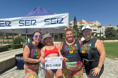 Monitoras de Zinponiente junto a Matilde posando con el bono de Cuevas de Sorbas.