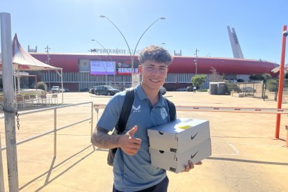 Nico Melamed minutos antes de subir al autocar, atendiendo a LA VOZ y Cadena SER.